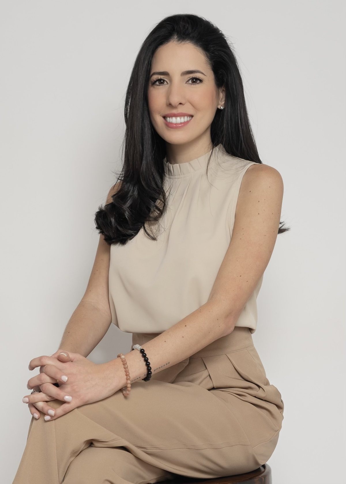 Caro Rodriguez sentada, con las manos entrelazadas